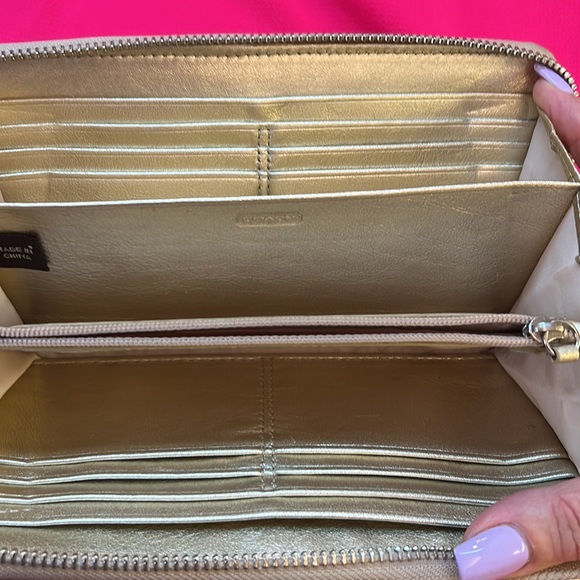 Coach Cream Gold Trim Zip Around Leather Wallet Gently Used Great Condition - Picture 8 of 10